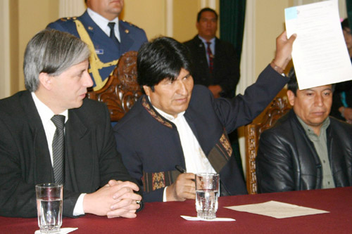 Presidente boliviano, Evo Morales Ayma, promulgo la Ley de Referèndum Revocatorio de Mandato Popular del Presidente, Vicepresidente y prefectos. Foto: José Lirauze/ABI