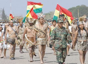 indígenas y militares marcharon juntos en la parada militar