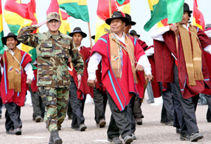 indígenas y militares marcharon juntos en la parada militar